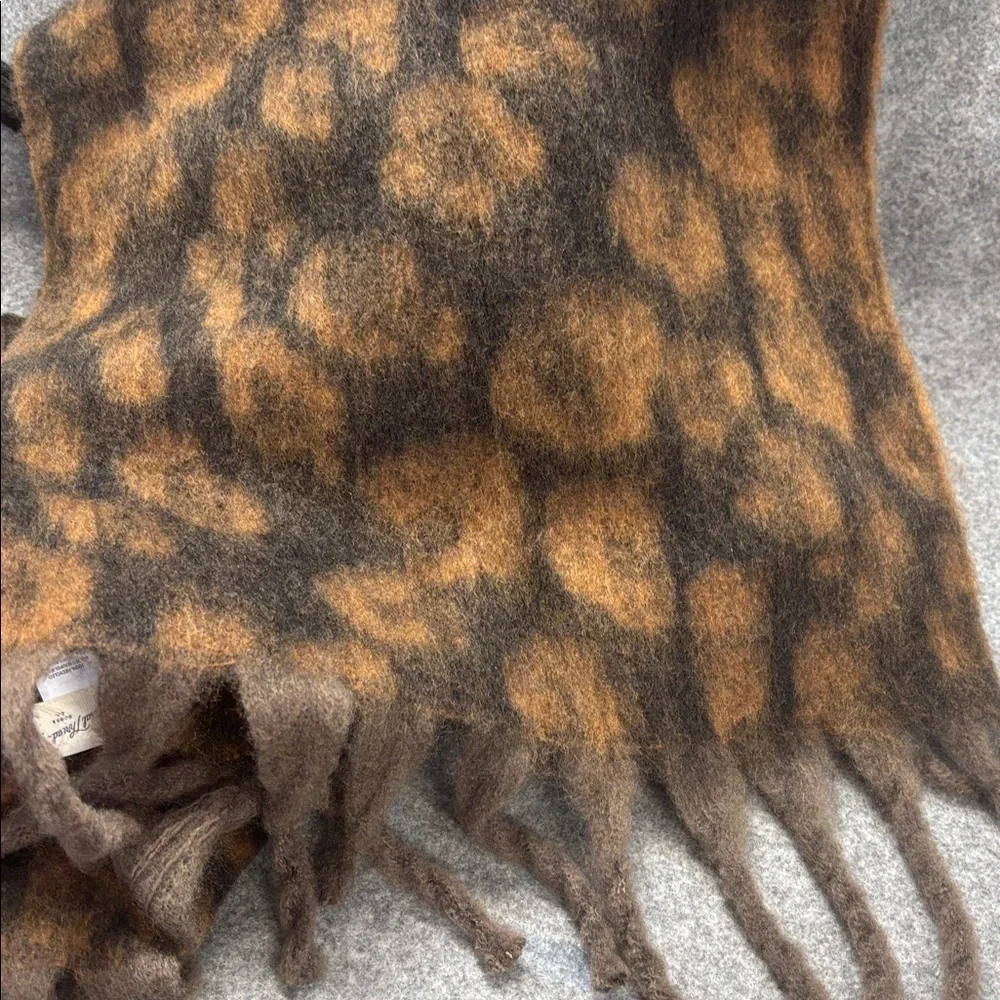 Universal Thread brown&  blk scarff and gloves set animal print NWT